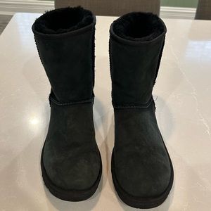 Black classic short UGG size 8